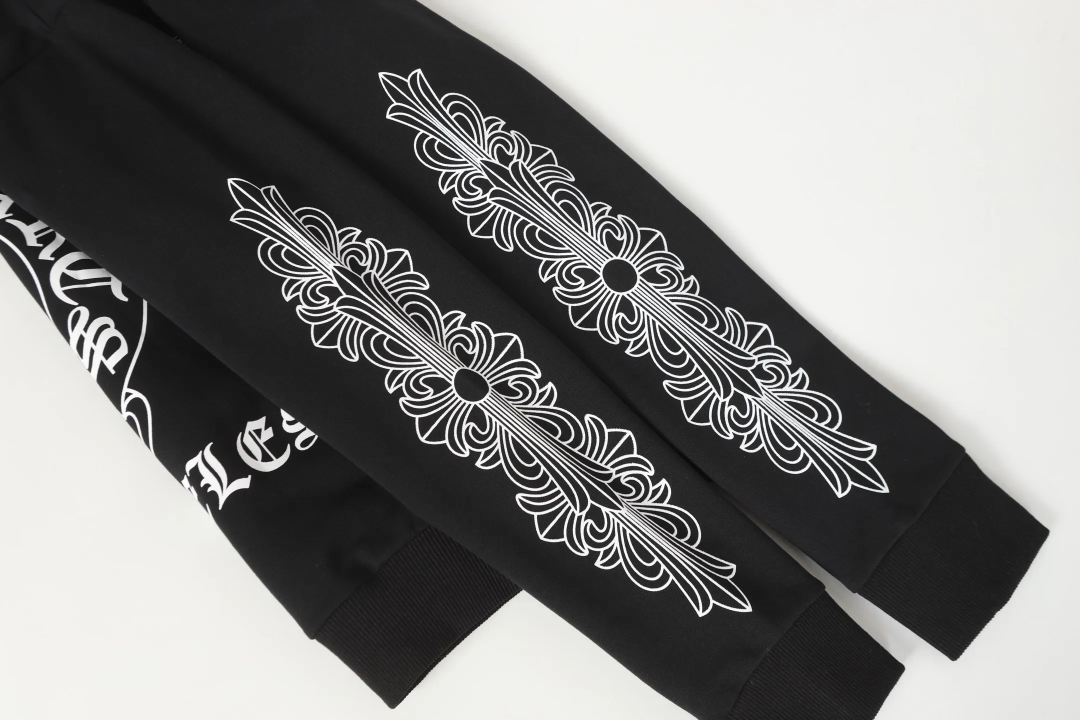 P200 round neck sweatshirt. Remember to remark sweatshirt when ordering #Y2900. Cross-border running volume model. Please do not place an order if you pursue perfection. -Chrome Hearts/Chrome Hearts 23ss Sanskrit printed popular round neck sweatshirt -High weight, high density and high quality. The wool is soft, delicate and skin-friendly. Soft and silky to the touch. Excellent warmth and skin-friendliness. -Colour: Black -Size: S M L XL